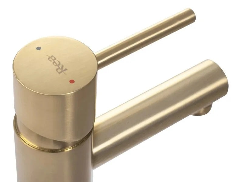 Смесител Tess Brushed Gold - златен мат с керамичен механизъм и модерен дизайн.