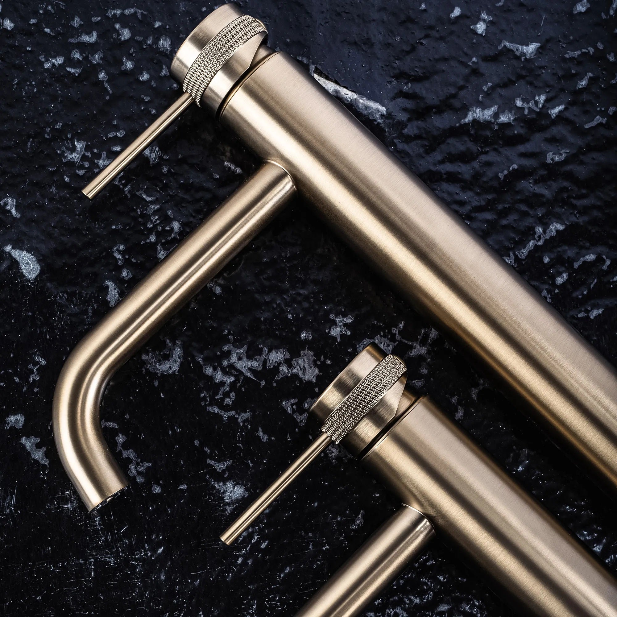 Висок смесител Lungo Grip Brushed Gold High - REA в четкано злато, модерен дизайн за баня, PVD матово златно покритие