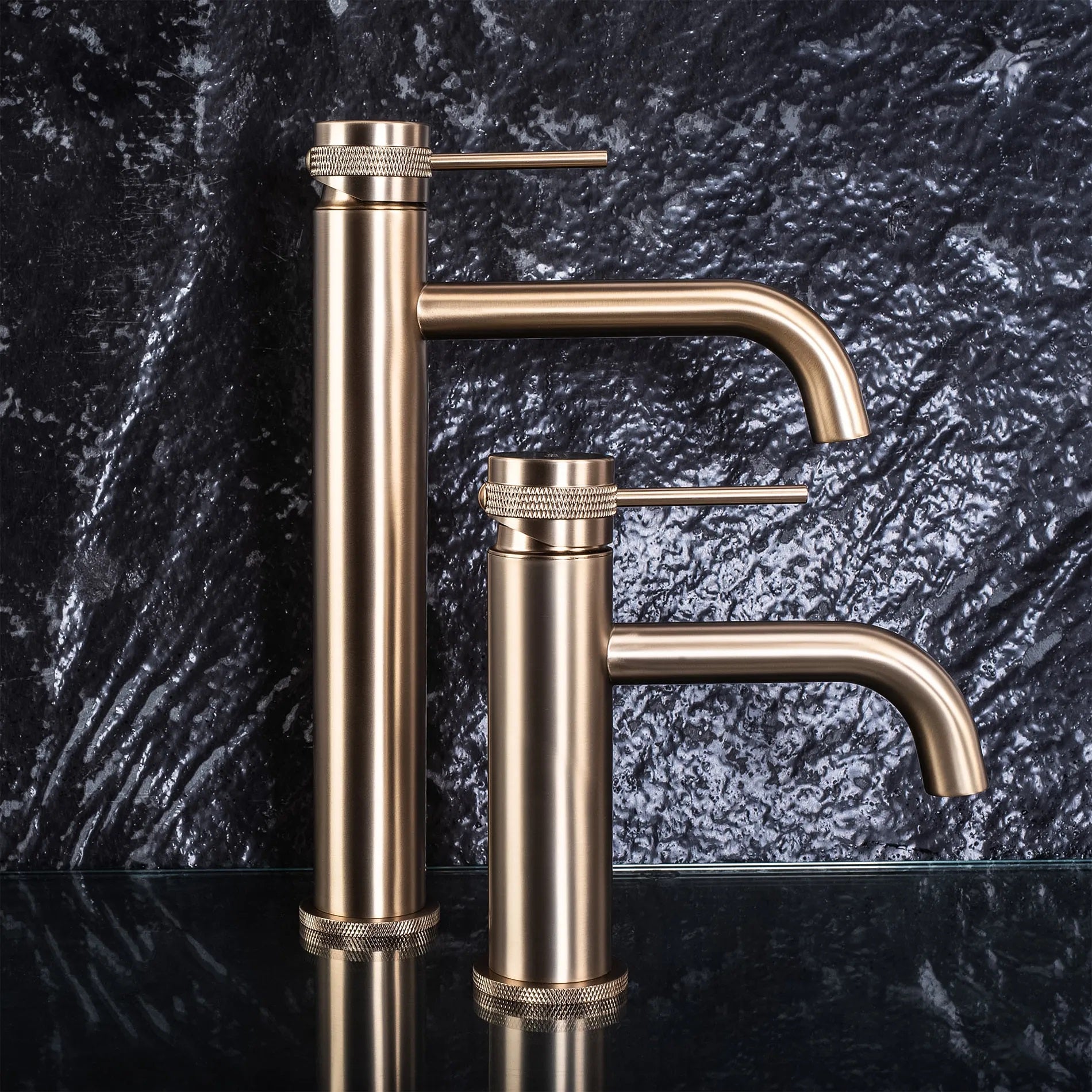 Висок смесител Lungo Grip Brushed Gold High - REA в четкано злато, модерен дизайн за баня, PVD покритие, керамичен механизъм - KERANOVA