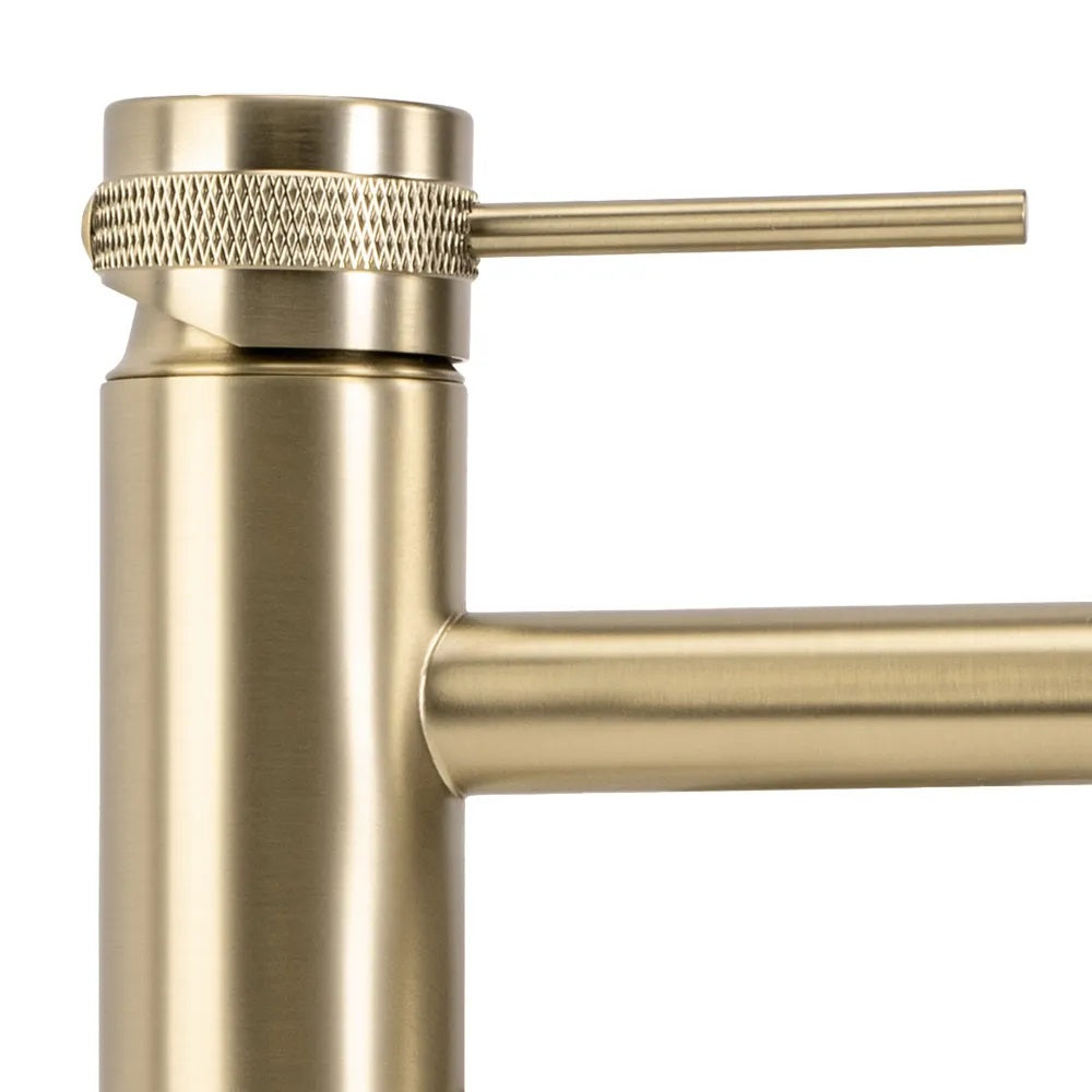 Alt Tag: Висок смесител Lungo Grip Brushed Gold High - REA в четкано злато, модерен дизайн, PVD матово покритие за онлайн магазин KERANOVA