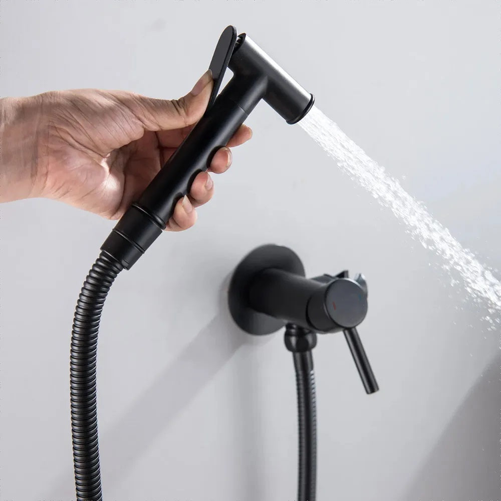 Смесител с хигиенен душ Lungo Loop Black - черен мат в ръка, водна струя, черен мат хигиенен комплект за баня KERANOVA