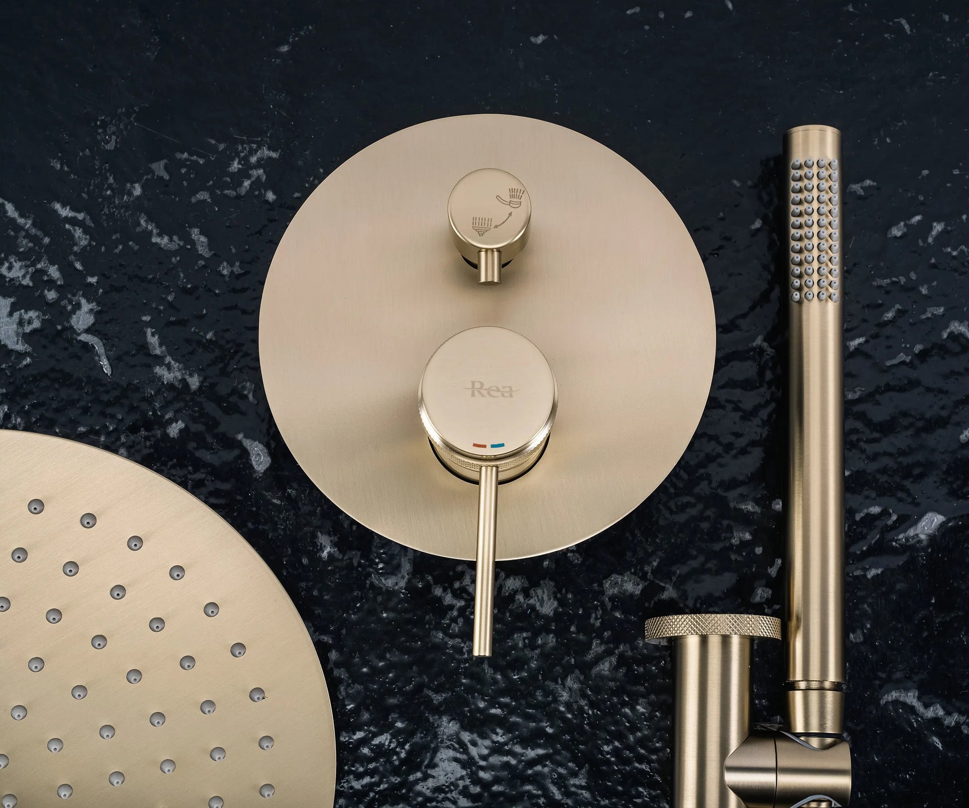 Вградена душ система Lungo Grip Brushed Gold Box - REA от KERANOVA, златен мат PVD, душ пита и ръчен душ, модерна вградена система