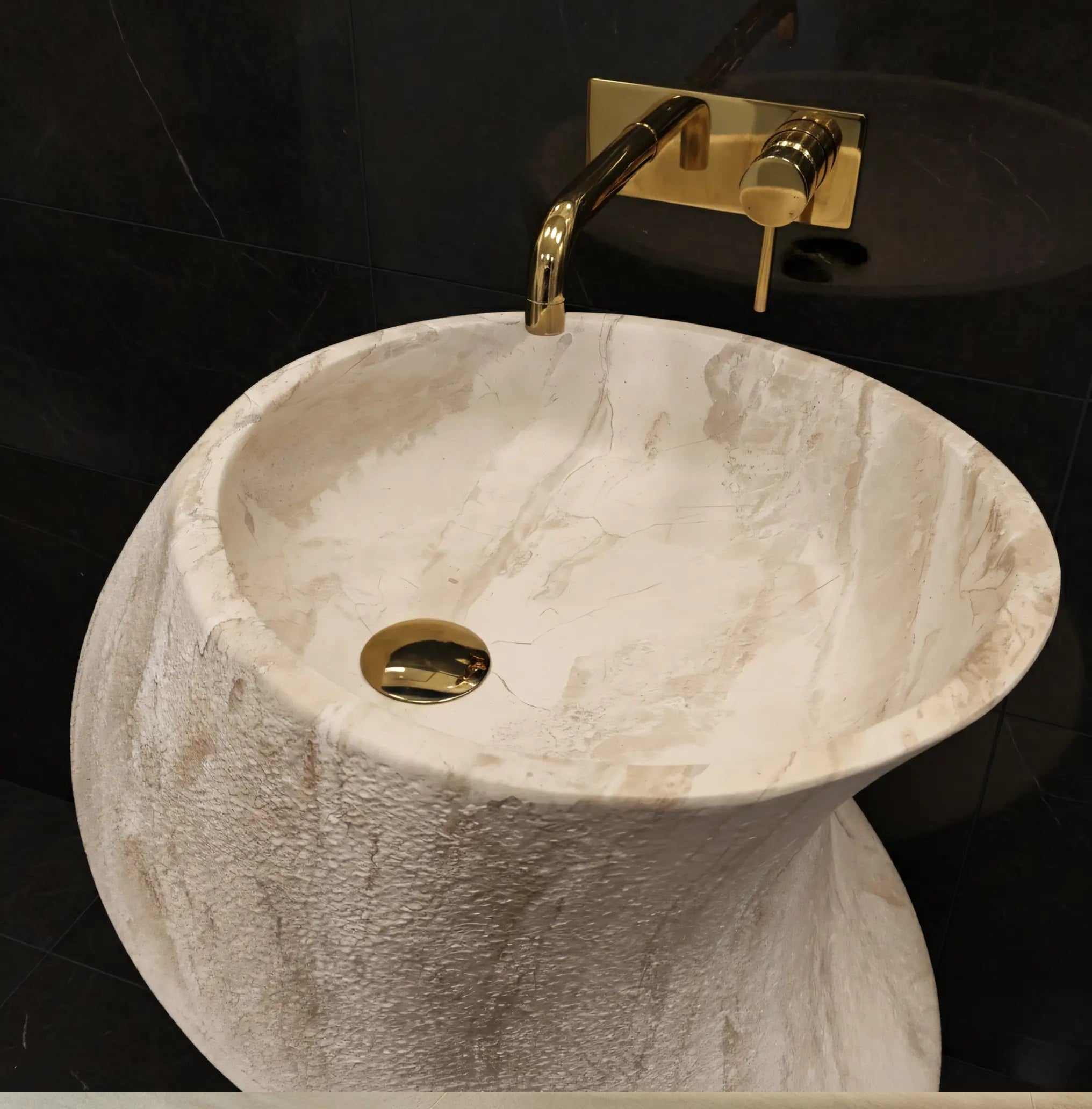 Свободностояща мивка Melody 39 см. от Artificial Stone с мраморен ефект и златен смесител за баня – луксозни мивки за баня