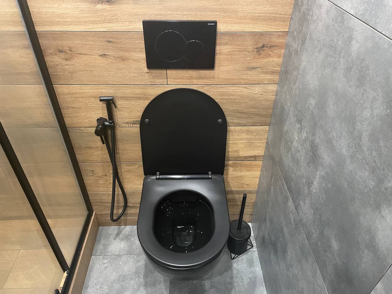 Kомплект Carlo Rimless Black Matt и GROHE Even Black - черна висяща тоалетна Carlo Mini Rimless с матово черен активатор и стенна структура, KERANOVA