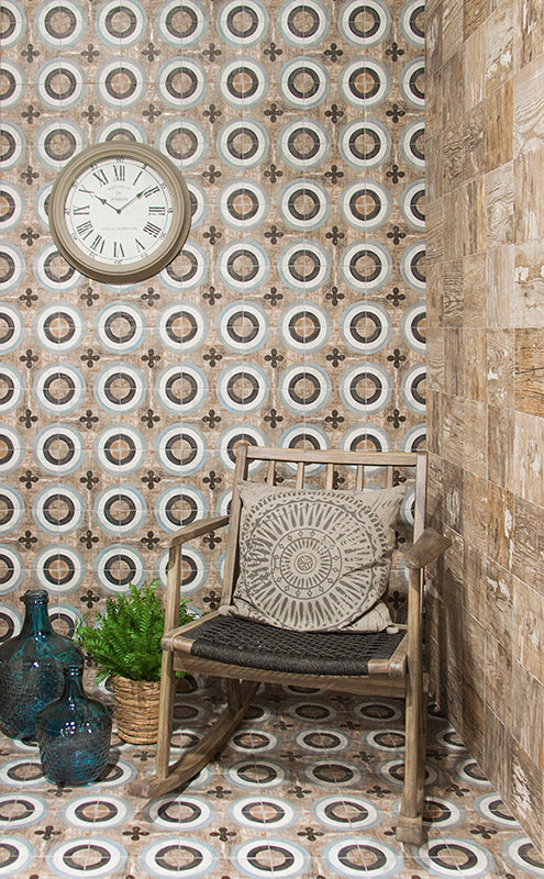 Кухненски плочки Colonial 20x20 рustикален интериор с дървен стол, възглавница и декоративен часовник - онлайн магазин KERANOVA