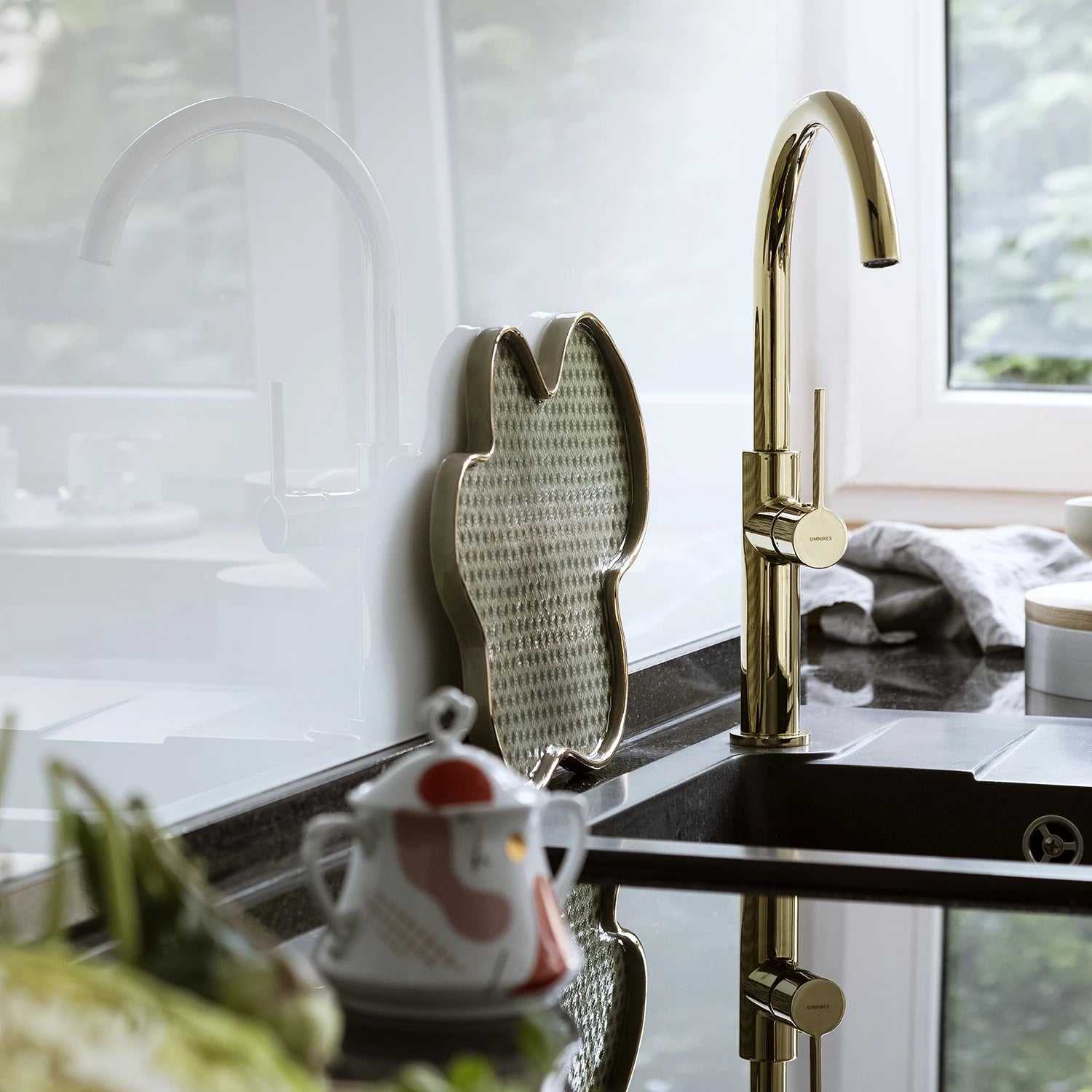 Кухненски смесител Omnires Tula Gold на мивка, лъскаво златно покритие, въртящ се чучур, онлайн магазин KERANOVA