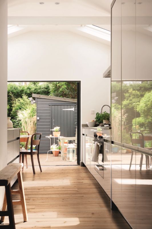 Серия Treverkheart 15x90 - Marazzi дървесен гранитогрес 15x90 в светъл банален интериор за KERANOVA