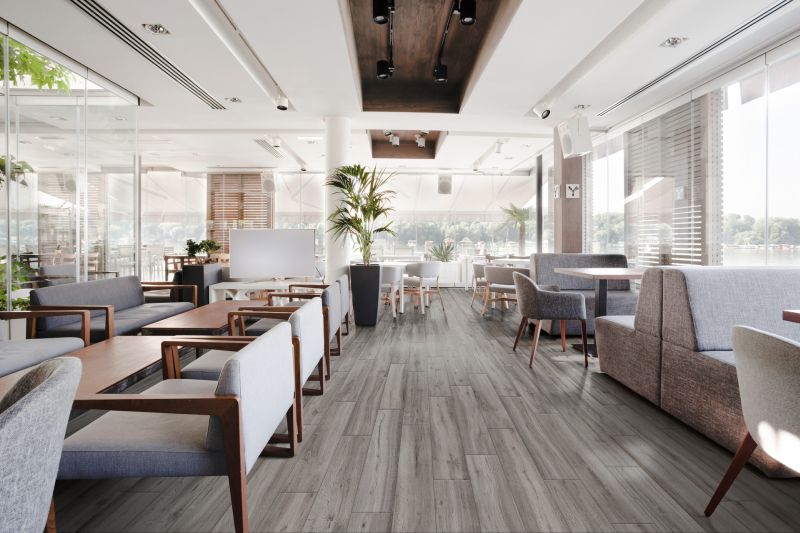 Серия Treverkheart 15x90 - Marazzi сив дървесен гранитогрес в модерен салон, онлайн магазин KERANOVA