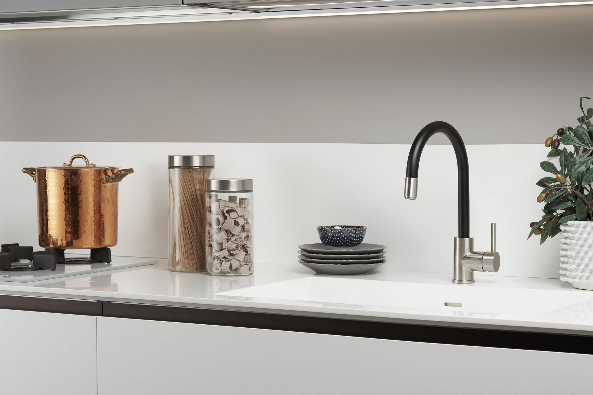 Кухненски смесител Vema Tiber Steel - инокс в съвременна кухня, въртящ се чучур, черен краен детайл, онлайн магазин KERANOVA