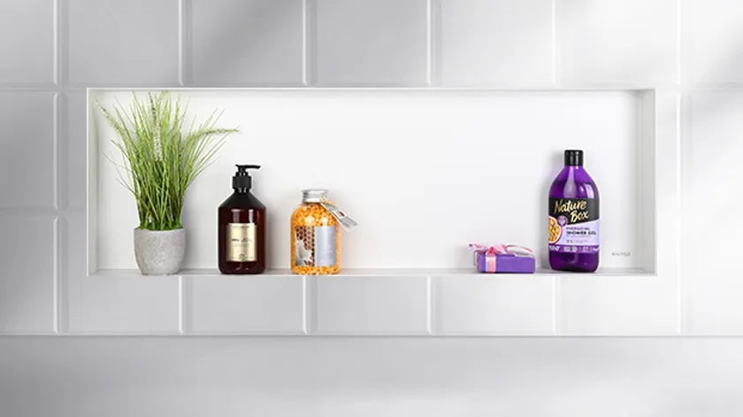 Ниша за вграждане WALL-BOX No Rim White  - бял мат в баня с тефлоново покритие, декоративни шишенца и растение, онлайн магазин KERANOVA