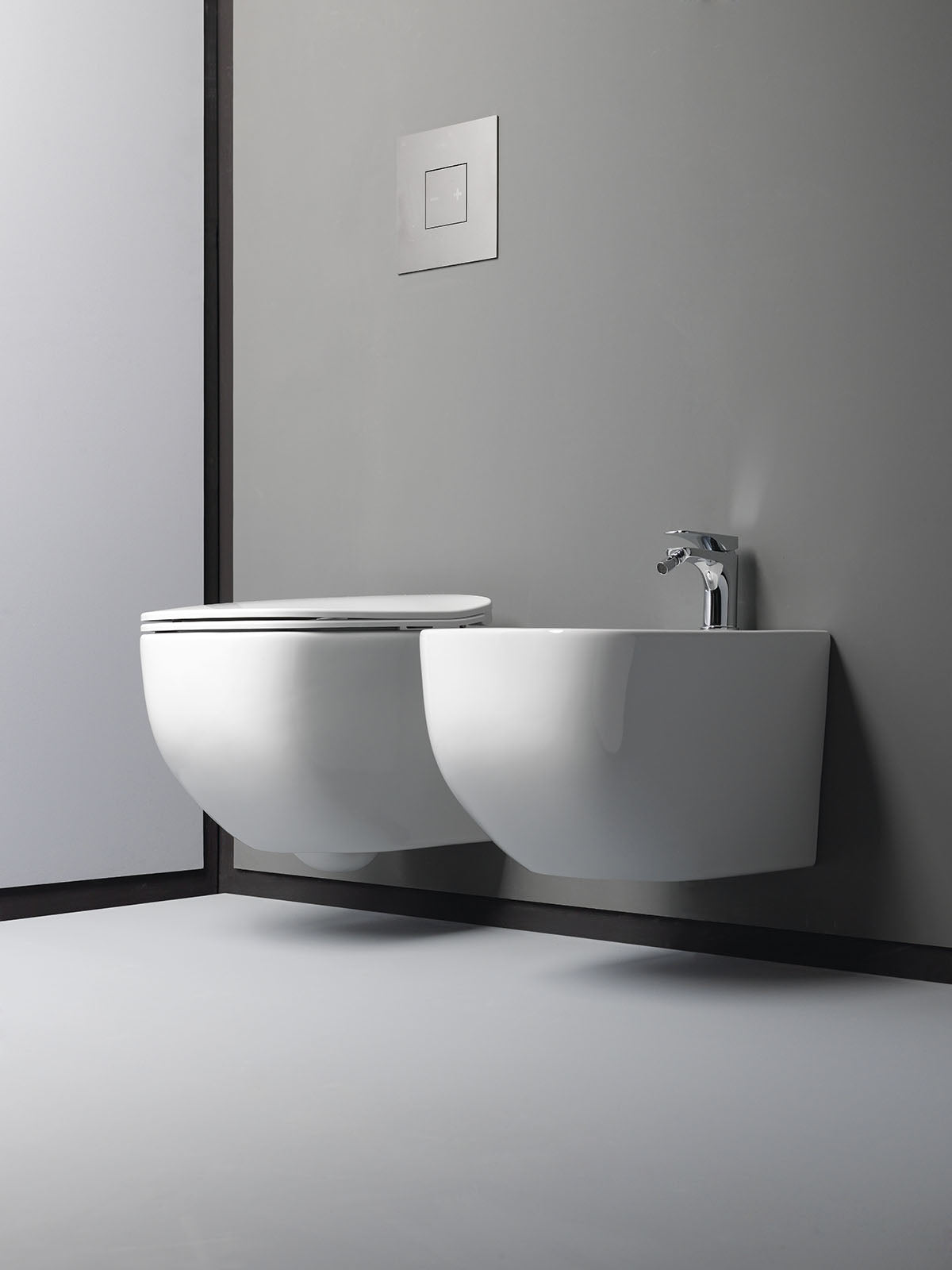 Rimless конзолна тоалетна White Jam - AXA Italy бял порцелан, безрингова NO RIM технология, антибактериален DUROPLAST капак, KERANOVA