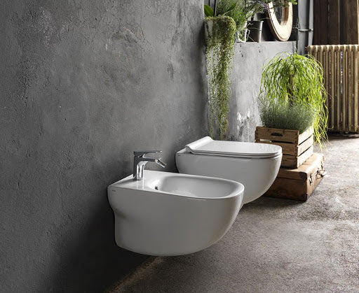 Rimless конзолна тоалетна Wild - AXA Italy вграден монтаж, NO RIM, антибактериален капак, икономия на вода - KERANOVA