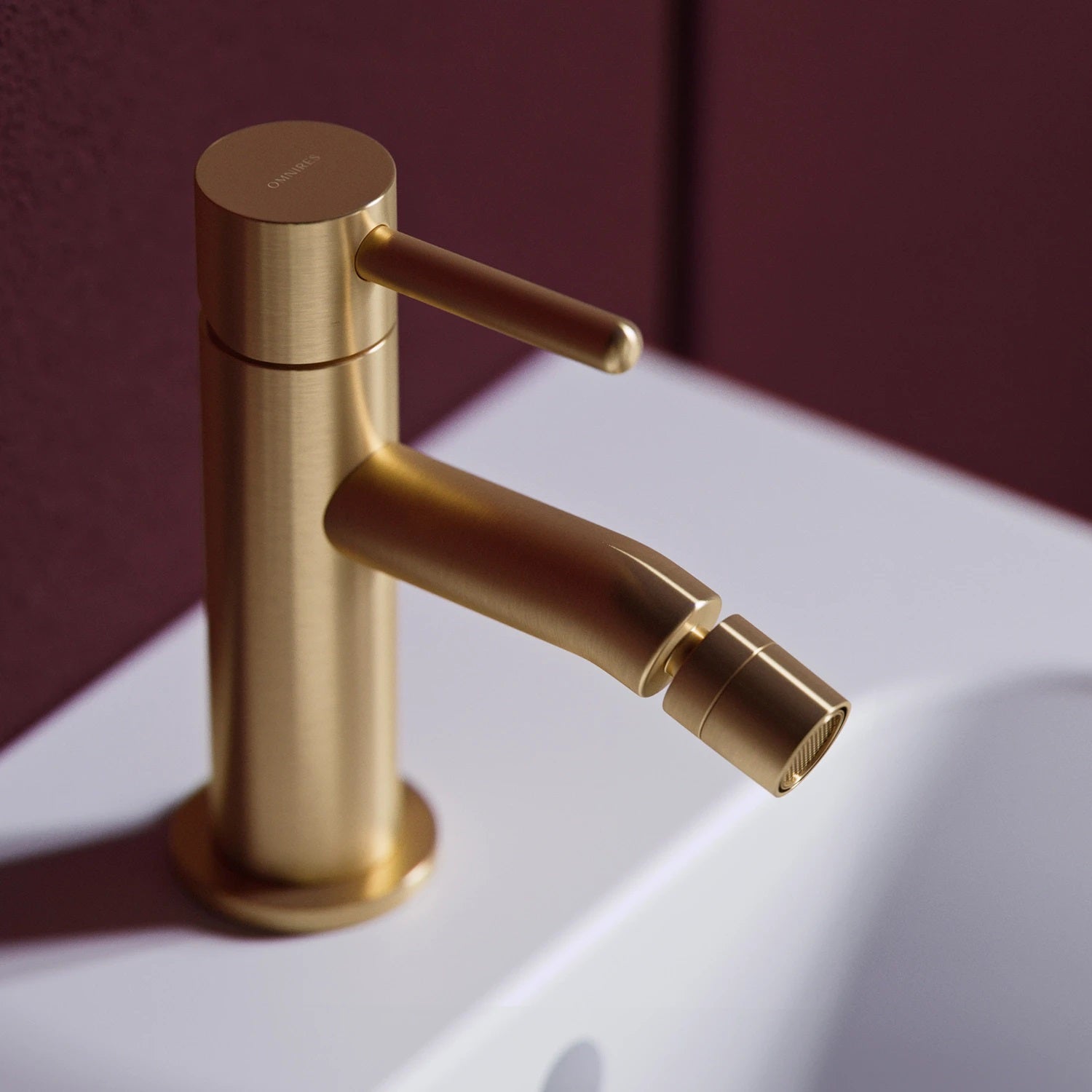 Смесител за биде Omnires Y Brushed Gold - стоящ бижу в драскано злато, дължина чучур 10,6 см, KERANOVA онлайн магазин