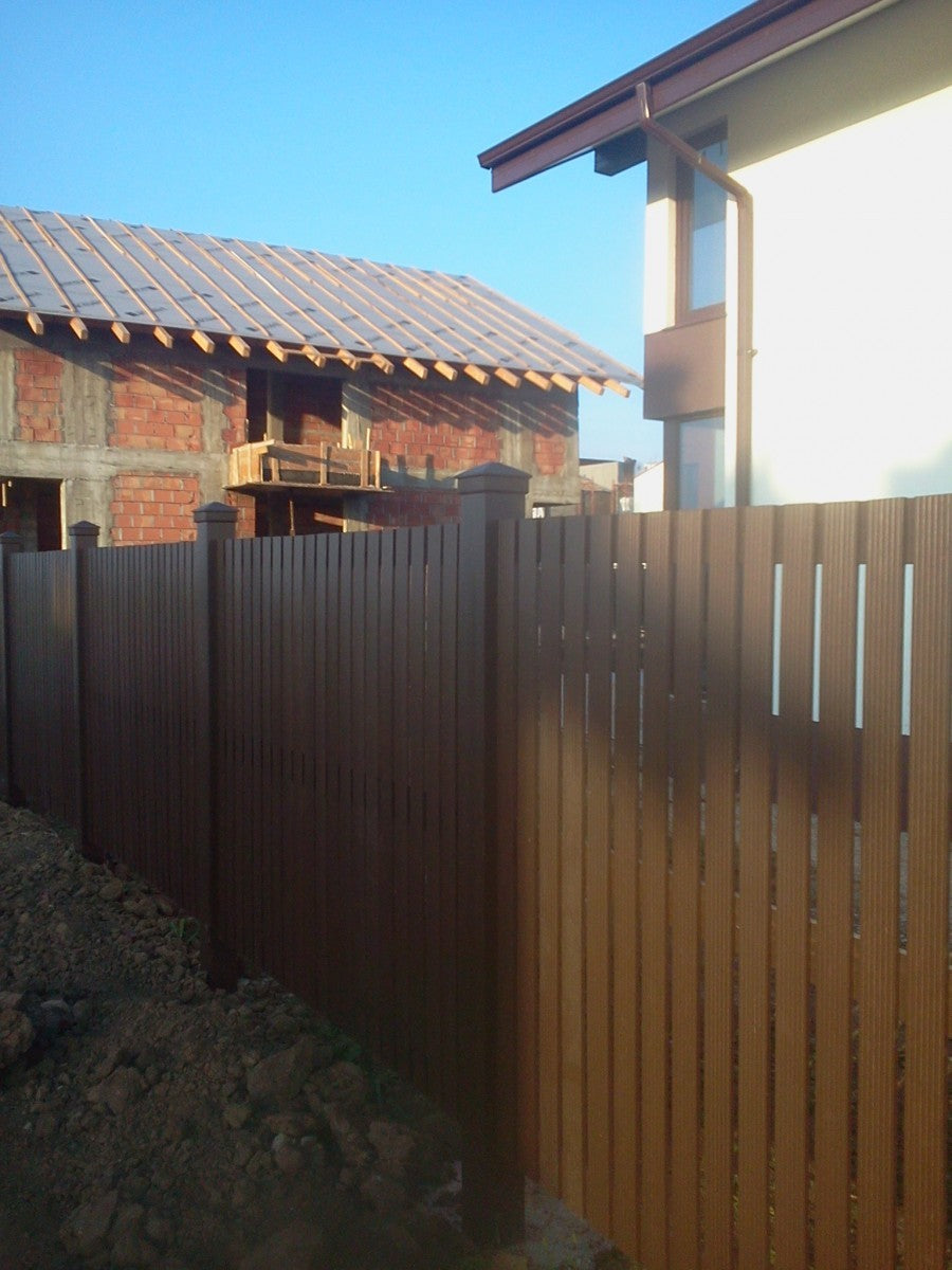 WPC елементи за огради, парапети, беседки и перголи - кафяв WPC плот за ограда вграден при къща, KERANOVA онлайн магазин