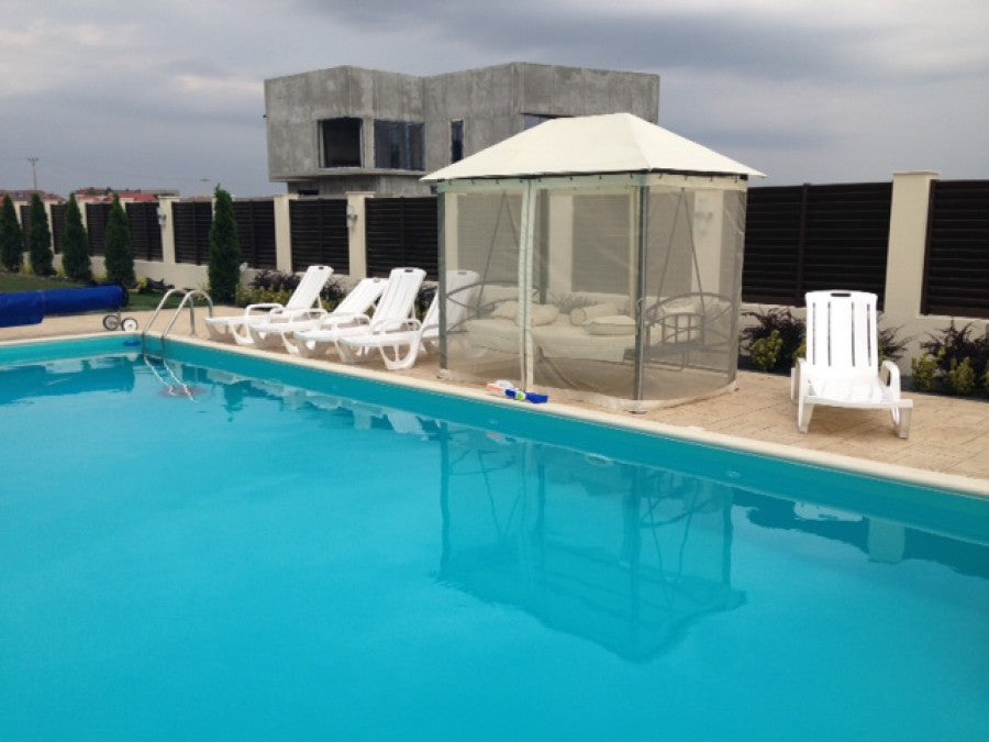 WPC елементи за огради, парапети, беседки и перголи край басейн с шезлонги и беседка - онлайн магазин за обзавеждане KERANOVA