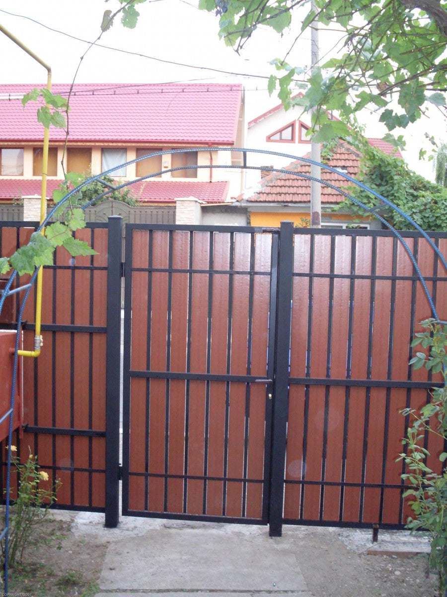 WPC елементи за огради, парапети, беседки и перголи - кафява WPC ограда и метална врата от онлайн магазин за обзавеждане за бани KERANOVA