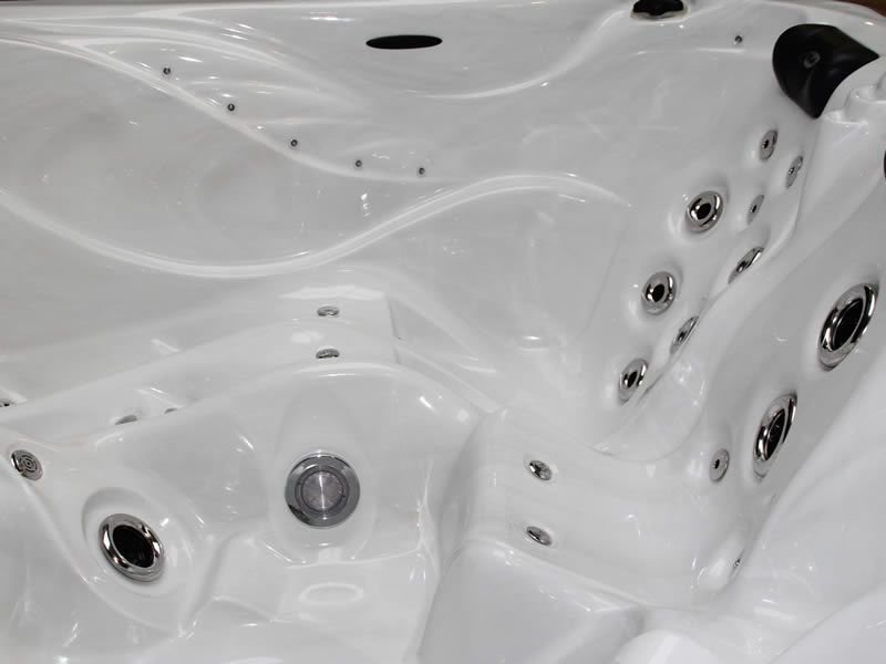 Admire 230x230 см. джакузи бяло с джетове, дълбоки седящи места и лежанка – онлайн магазин KERANOVA