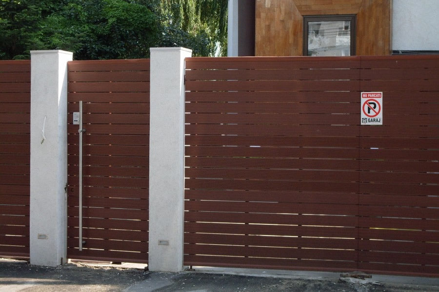 WPC елементи за огради, парапети, беседки и перголи - кафява WPC ограда с панели и бетонни стълбове за външни пространства