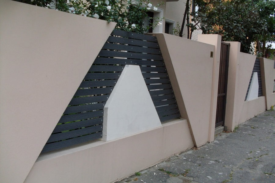 WPC елементи за огради, парапети, беседки и перголи - модерна тъмна WPC ламперия в бетонна ограда от онлайн магазин KERANOVA