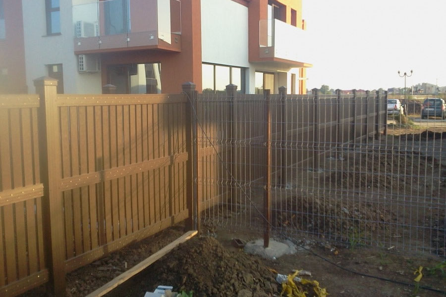 WPC елементи за огради, парапети, беседки и перголи - кафяви плътни WPC профили F80x35 mm ограда пред жилищна сграда, KERANOVA онлайн магазин