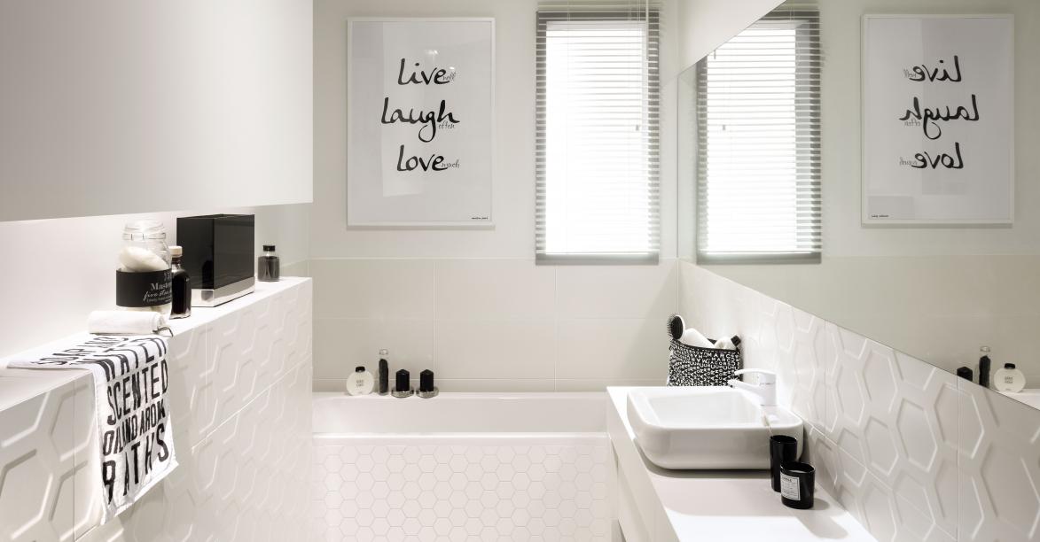 Баня All in White 59.8x29.8 – минималистична бяла баня с органични текстури, аксесоари и светлина, онлайн магазин за обзавеждане KERANOVA