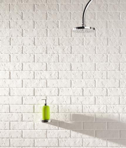 Баня All in White 59.8x29.8 – бяла тухлена стена с хромен душ и зелен дозатор, онлайн магазин за обзавеждане за бани KERANOVA