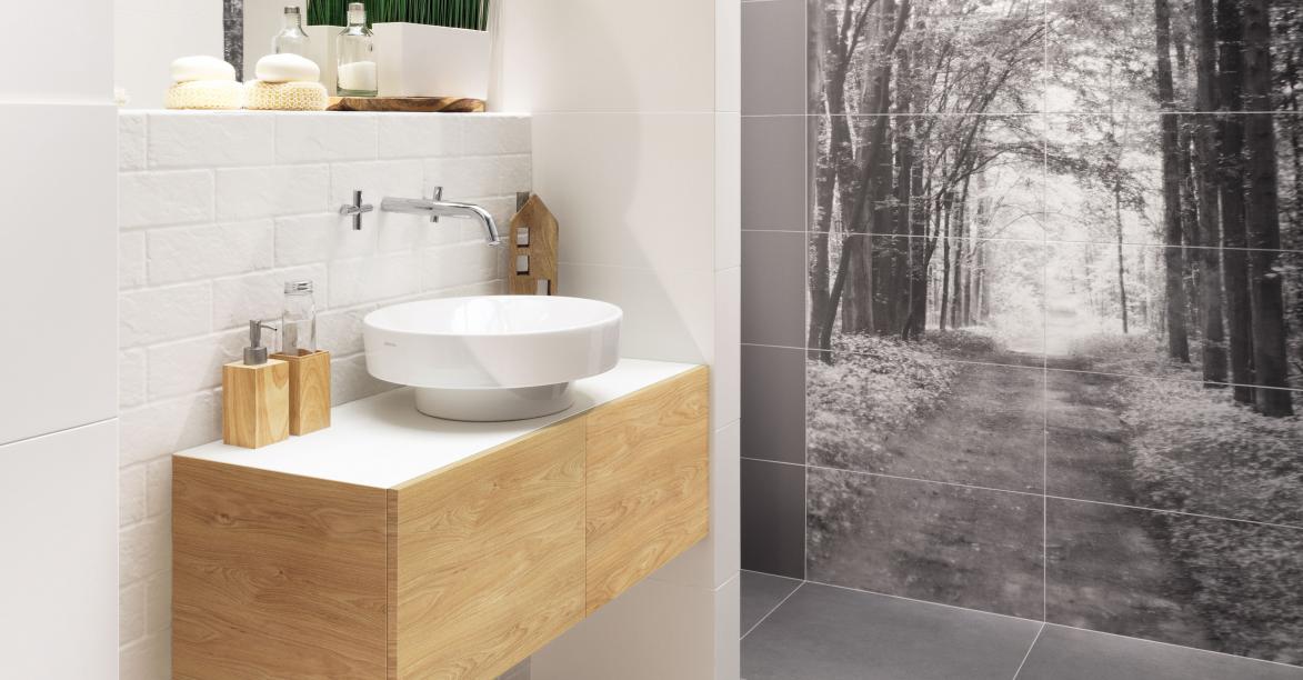 Баня All in White 59.8x29.8 – елегантна баня с бели плочки и фотопринт гора, модел All In White от Tubądzin за KERANOVA