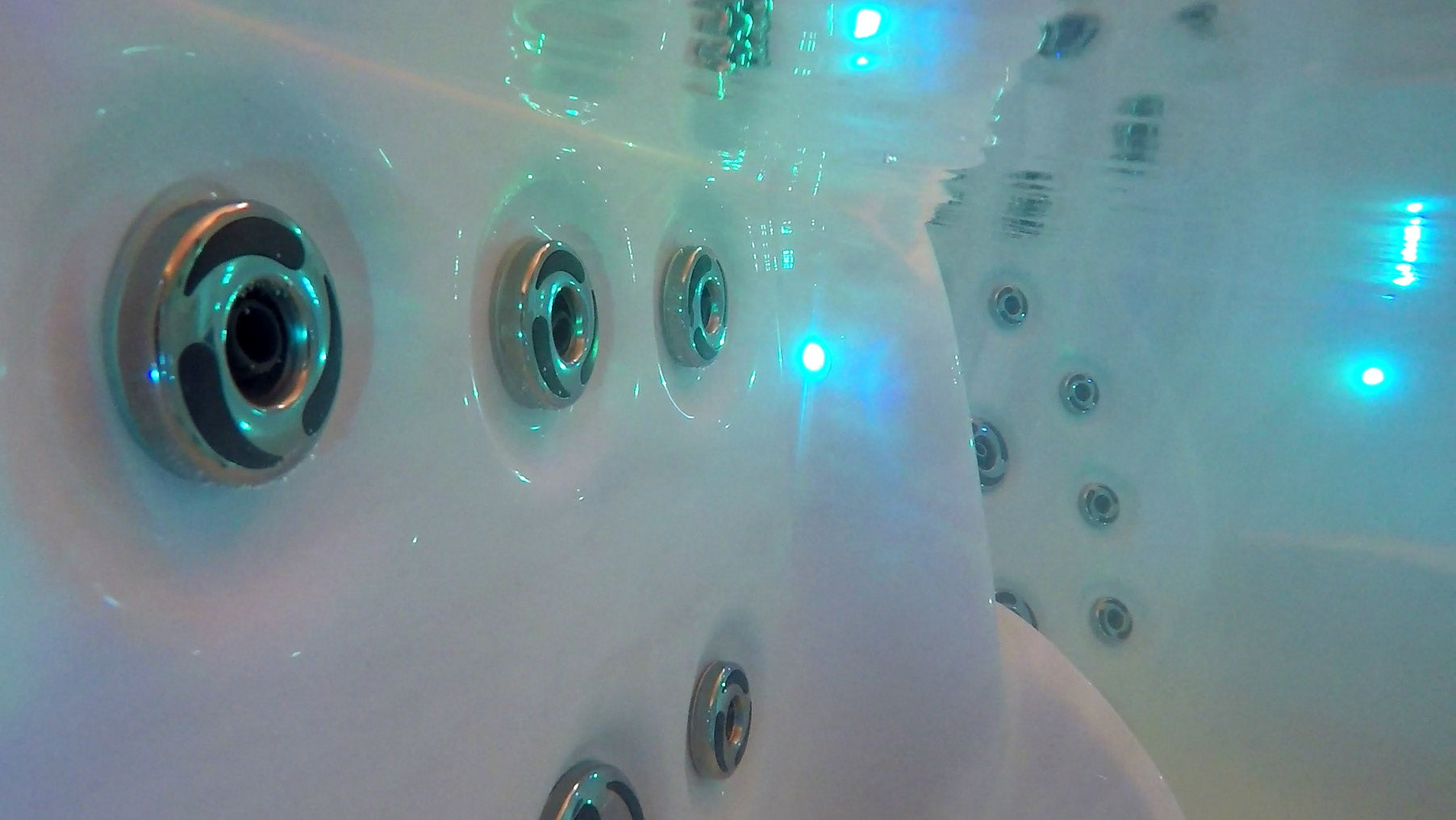 Петместна хидромасажна вана Summer 200x200 см. в бял корпус с хидродюзи и LED осветление - онлайн магазин за обзавеждане за бани KERANOVA