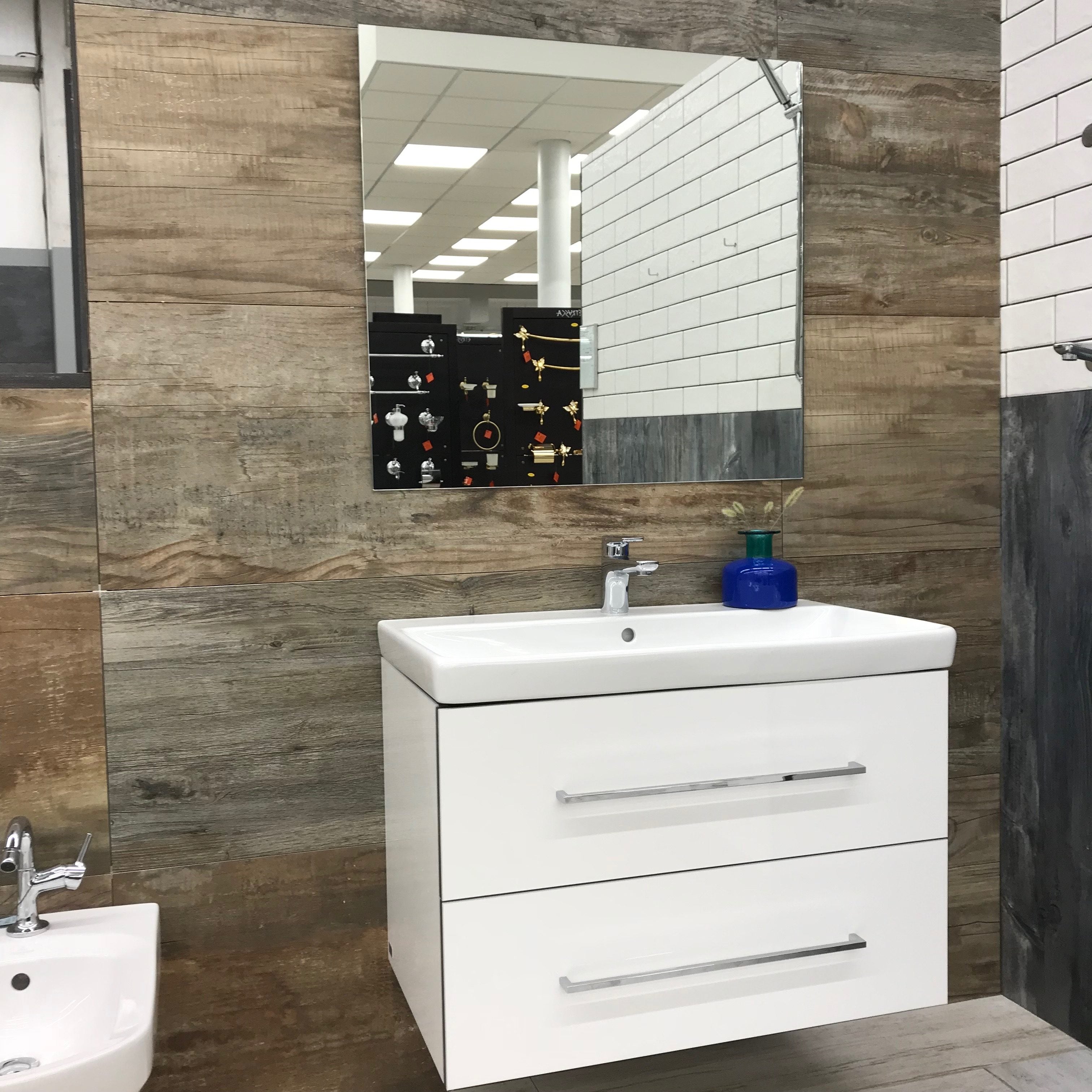 шкаф с мивка Avento 80 White - Villeroy & Boch бял гланц шкаф за мивка с две чекмеджета Avento 80 за баня KERANOVA