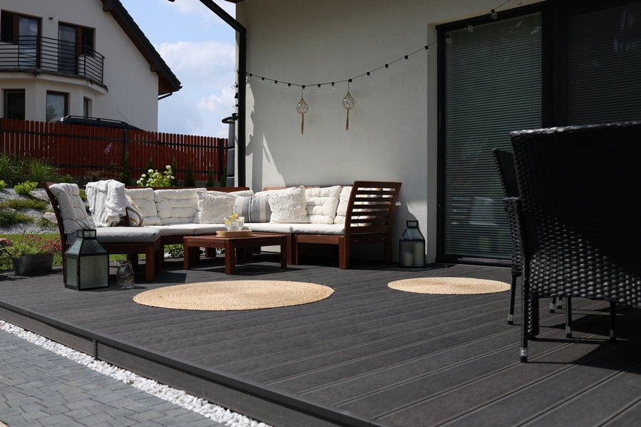 WPC декинг за настилки Berg Deck тъмен външен терасен под с анти-слип повърхност в стилна градинска мебел KERANOVA