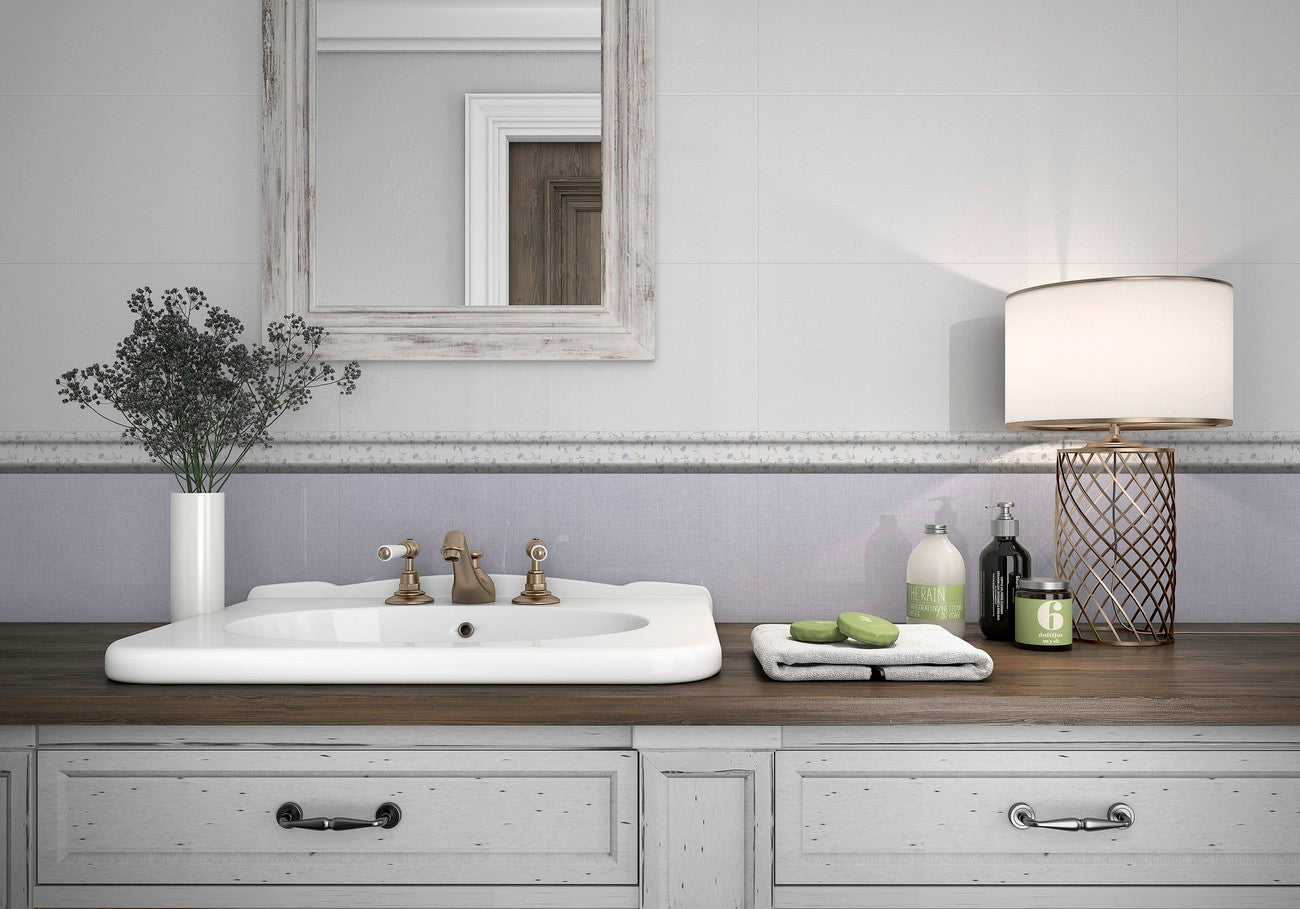 Баня Butterfly 28x70: елегантни плочки Keranova в модерна баня с бял умивалник, дървен плот и аксесоари - онлайн магазин за обзавеждане за бани KERANOVA