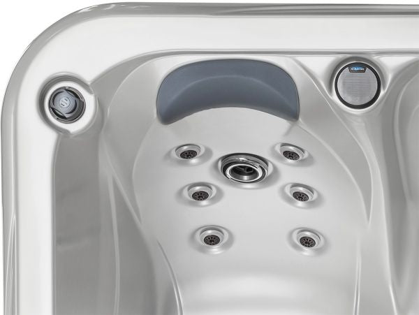 Alt Tag: Celtic 7 220x220 см. - детайл на ергономично джакузи с масажни дюзи, облегалка и контролен панел, онлайн магазин KERANOVA