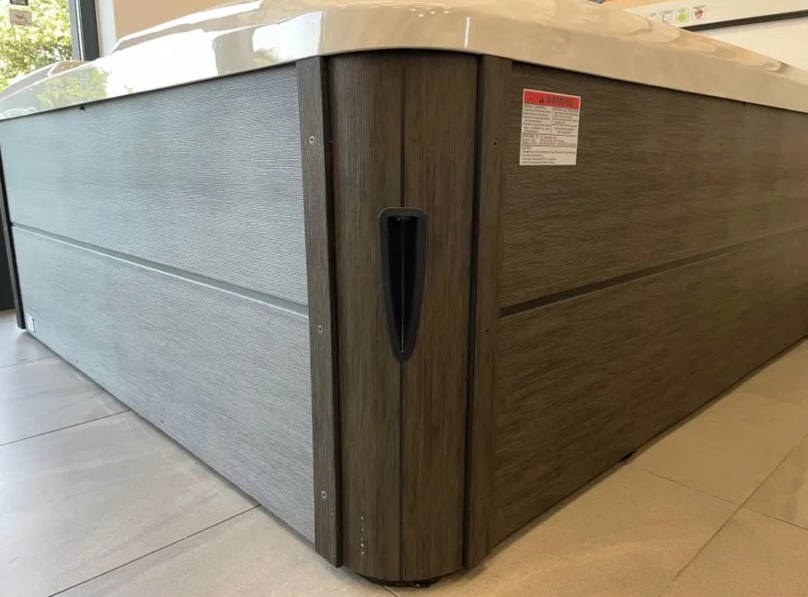 Classic 213x213 см. луксозно петместно джакузи с термо покривало, Aristech акрил и композитни панели