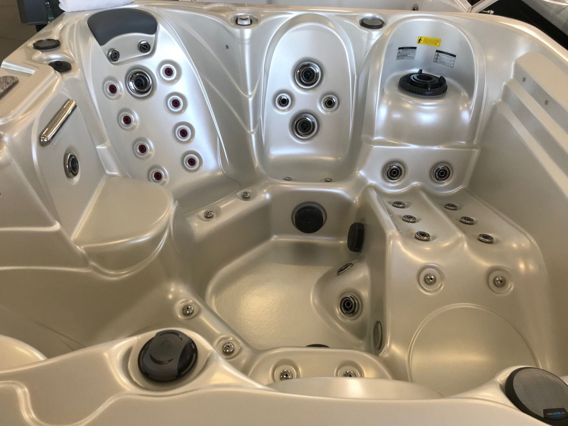 Design HC 1 200x200 см. луксозно градинско джакузи с множество масажни дюзи, премиум кресла и бял перлен акрил - KERANOVA