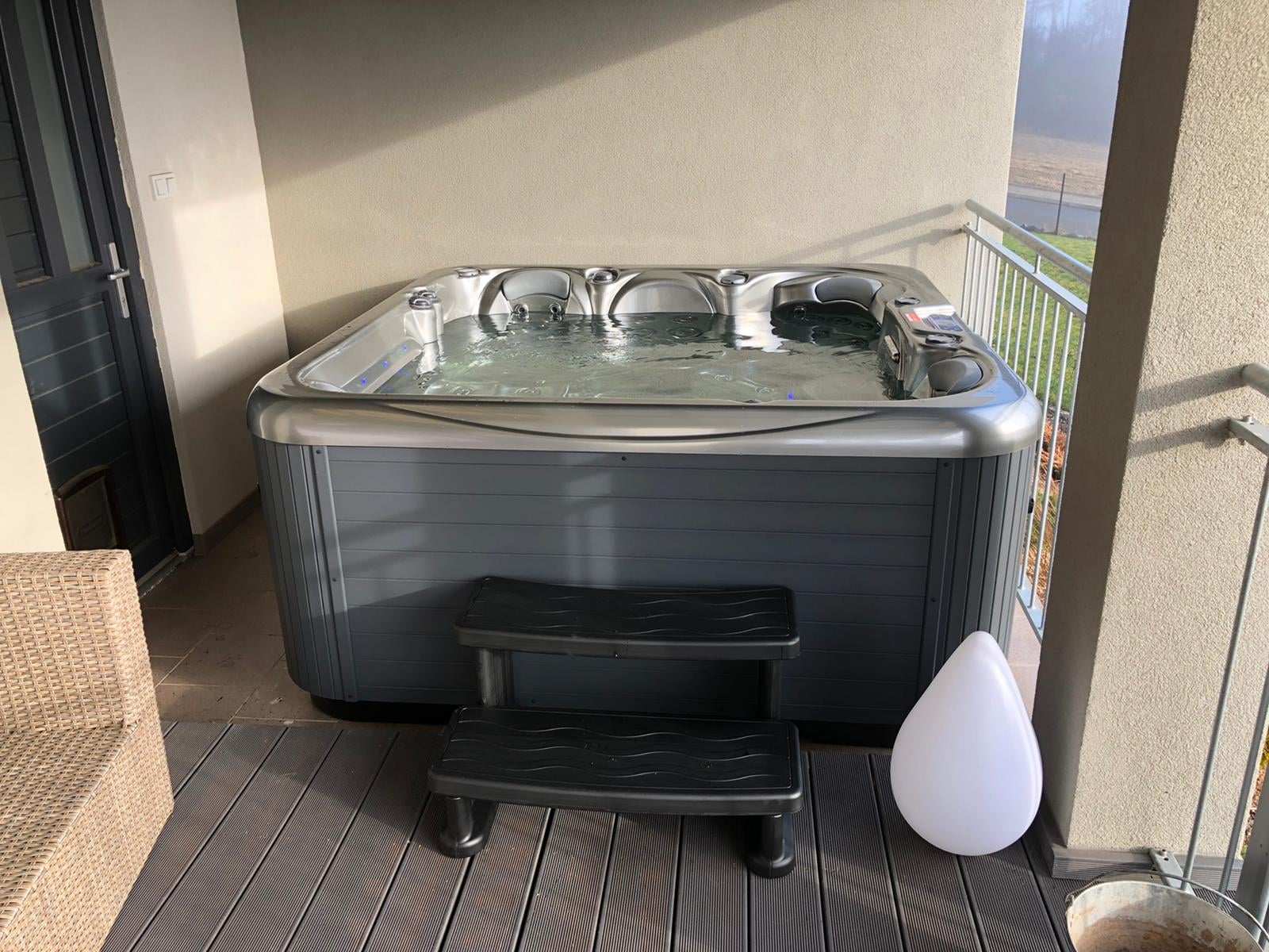Design HC 3 200x200 см. луксозно градинско джакузи на балкон, KERANOVA обзавеждане за бани, модерен сив външен дизайн