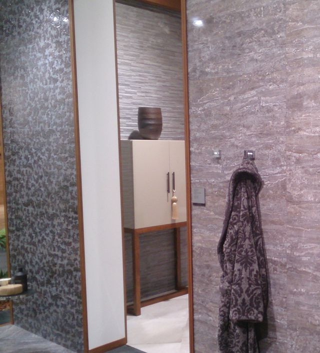 Баня Desert 31.6x90 - Porcelanosa в онлайн магазин KERANOVA, стилна баня с текстурирани плочки и закачена хавлия