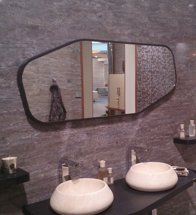 Баня Desert 31.6x90 - Porcelanosa огледало и мраморни мивки в стилна баня от KERANOVA