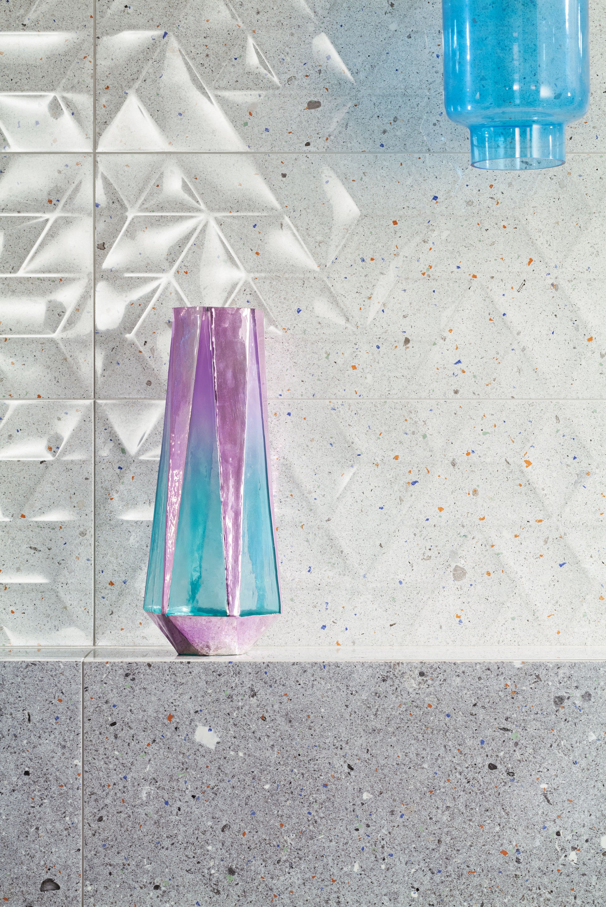 Баня Dots 29.8x74.8 - Tubadzin: декоративни бели 3D плочки и террацо детайли в модерна баня, KERANOVA онлайн магазин