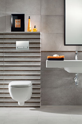 Баня Duo 30.8x60.8 - Ceramika Arte в модерна баня с висяща тоалетна, мивка и текстурни плочки - онлайн магазин за обзавеждане KERANOVA