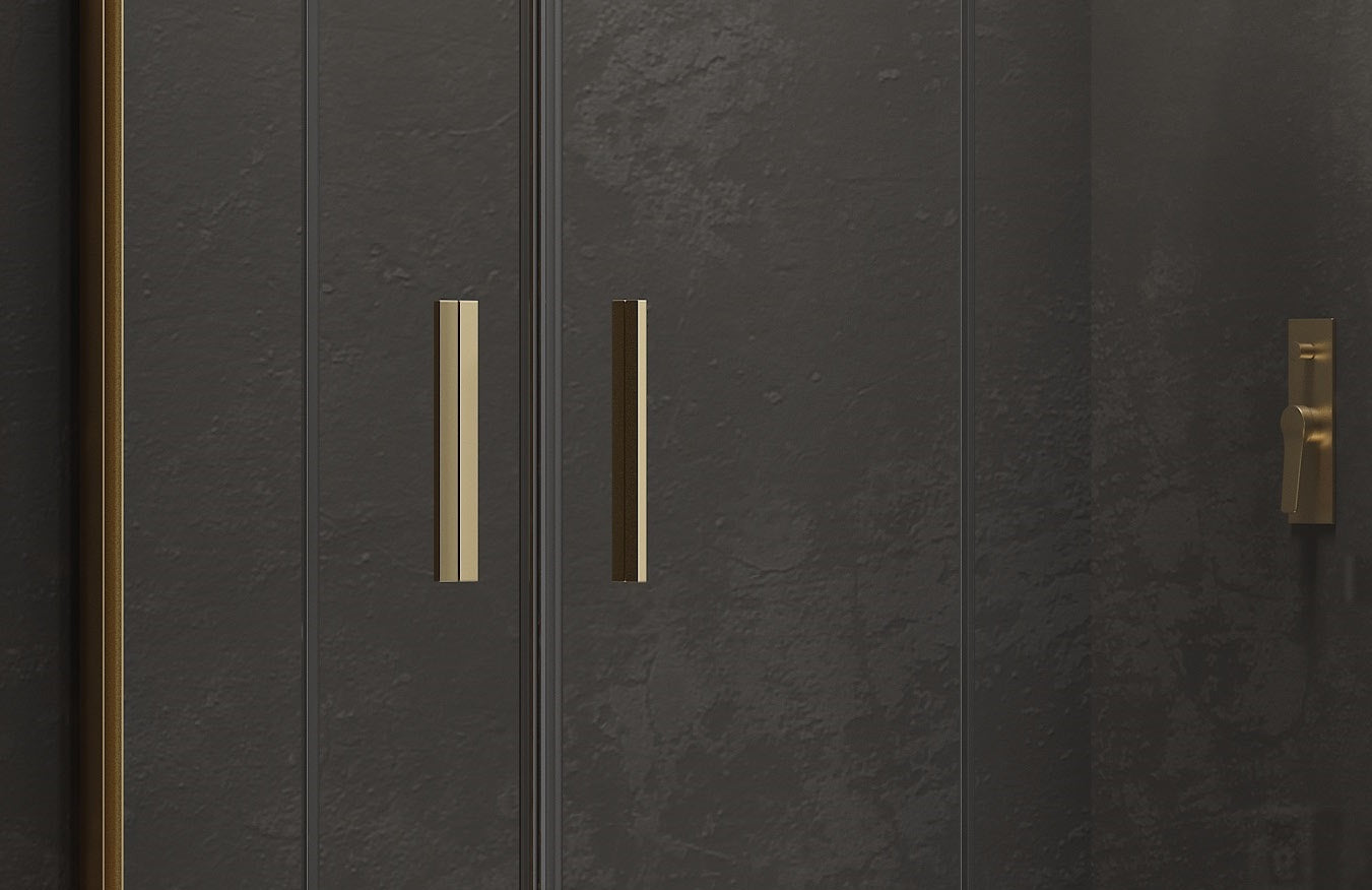 Alt Tag: Асиметрична душ кабина Efe 100 Gold - 110x130 см. - златен обков, близък план на златни дръжки и профил на плъзгаща стъклена врата, KERANOVA