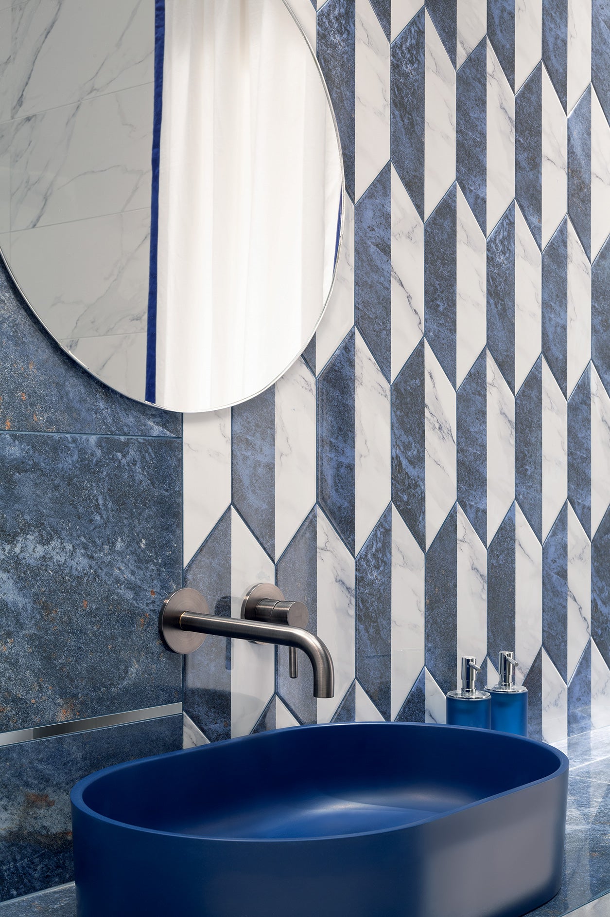 Ferro 29.8x59.8 Ceramika Domino синьо-бяла баня с геометрична плочка и мивка, онлайн магазин за обзавеждане за бани KERANOVA