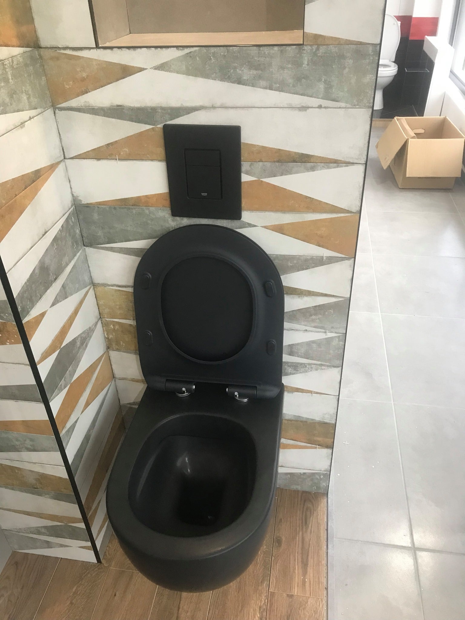 Rimless конзолна тоалетна Glomp Matt Black - AXA Italy в матов черен, безрингова NO RIM тоалетна за вграждане, антибактериална седалка - KERANOVA