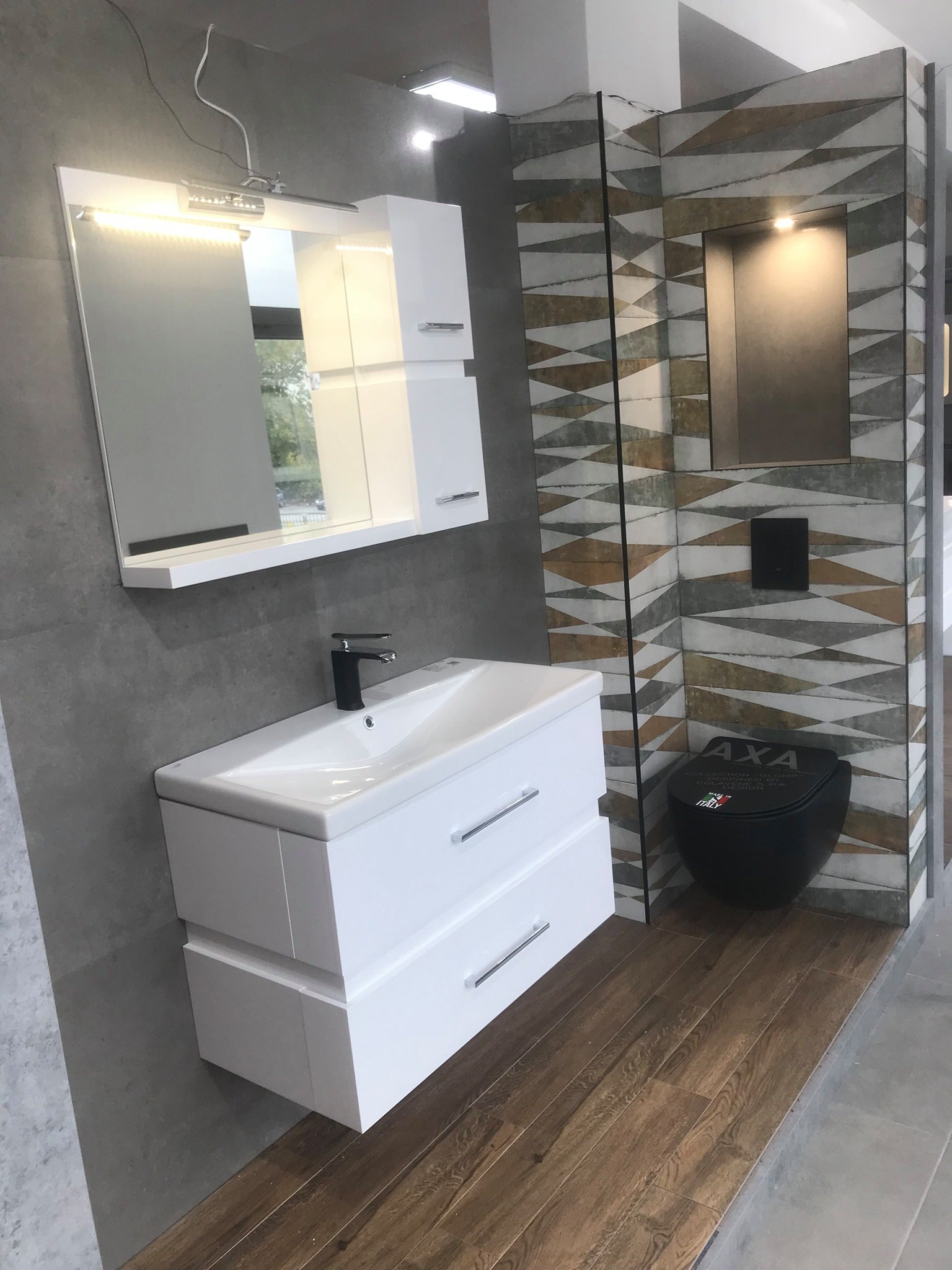 Rimless конзолна тоалетна Glomp Matt Black - AXA Italy в стилна баня с черна миялна чиния, бял шкаф, огледало и декоративни плочки - KERANOVA