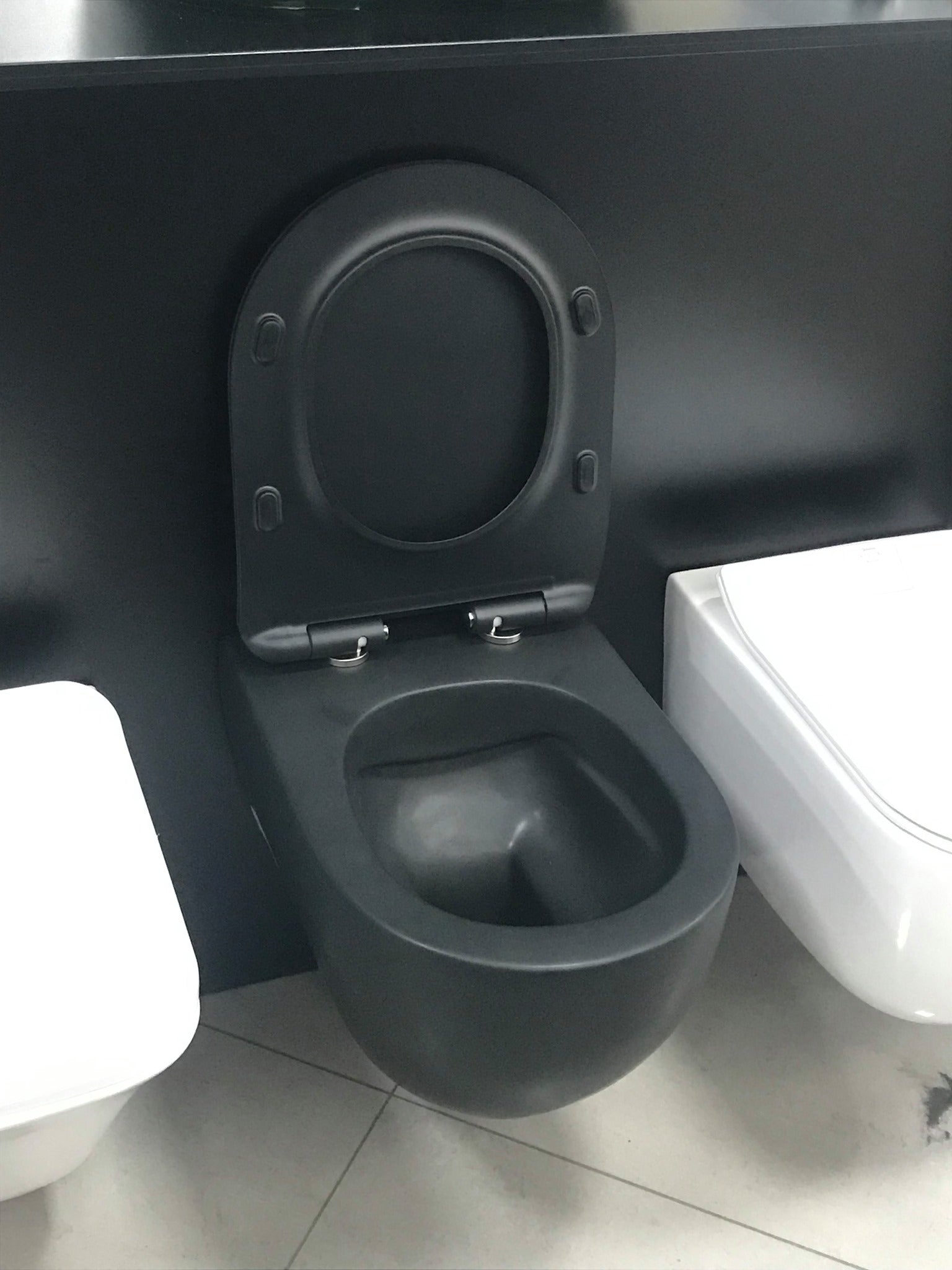 Rimless конзолна тоалетна Glomp Matt Black - AXA Italy, матова черна безрингова тоалетна с NO RIM и антибактериален капак за KERANOVA