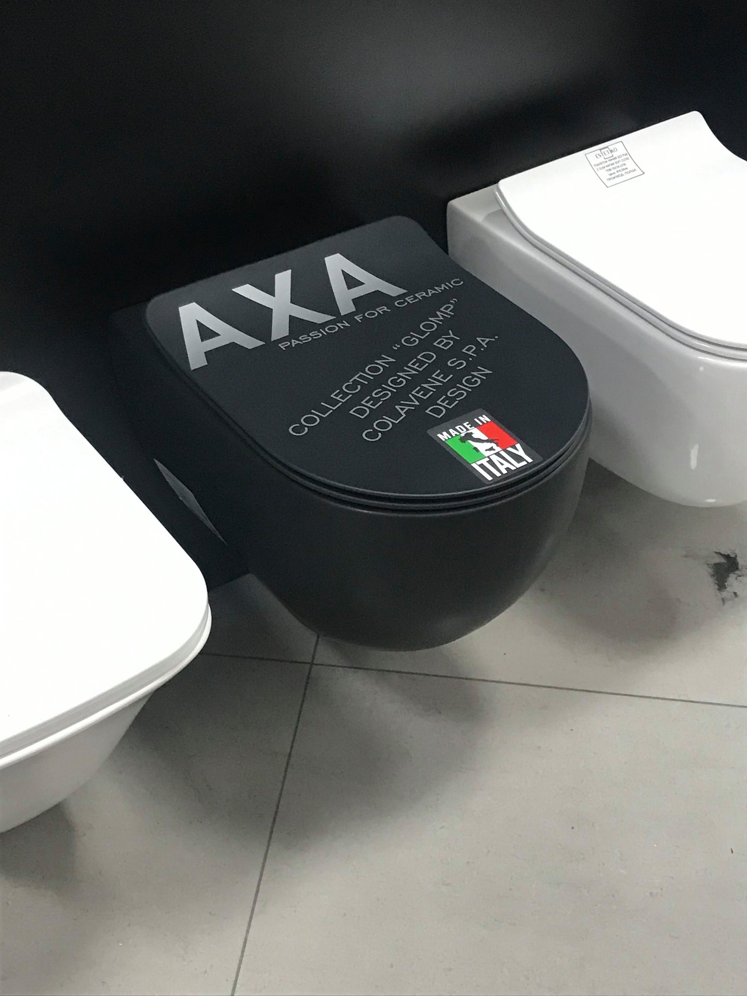 Rimless конзолна тоалетна Glomp Matt Black - AXA Italy черна матова безрингова тоалетна за вграждане от KERANOVA