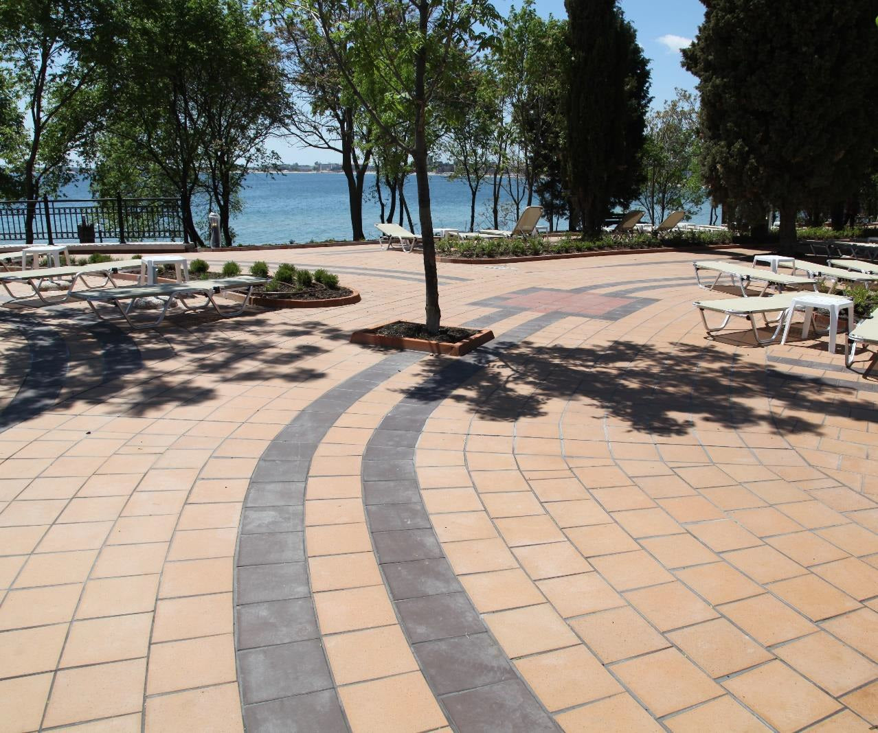 Клинкер Grestejo / Португалия / – открито терасово покритие край море от кафяви и тъмни плочки, онлайн магазин за обзавеждане за бани KERANOVA