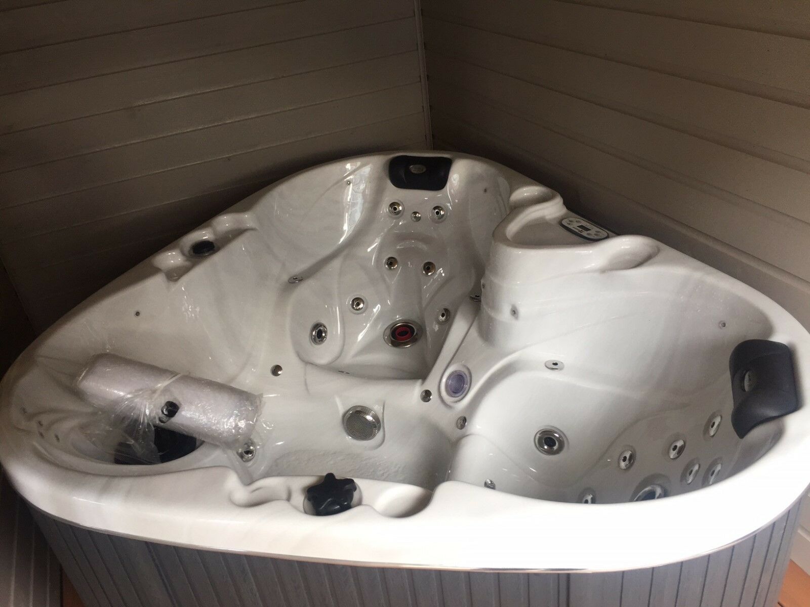 Купете SPA джакузи Heart 210x170 см. – двуседящ модел с Aqua Rolling Massage, онлайн магазин за обзавеждане за бани KERANOVA