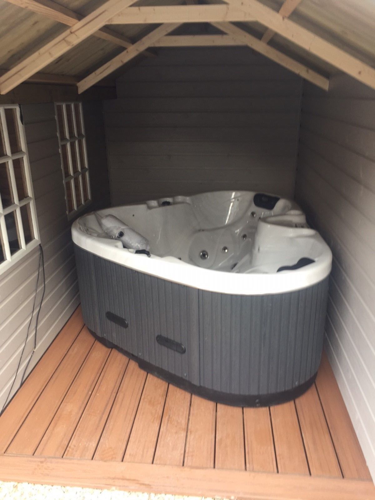 Alt Tag: Heart 210x170 см. спа джакузи модел Heart 210x170 см. вградено в малка дървена беседка – онлайн магазин KERANOVA