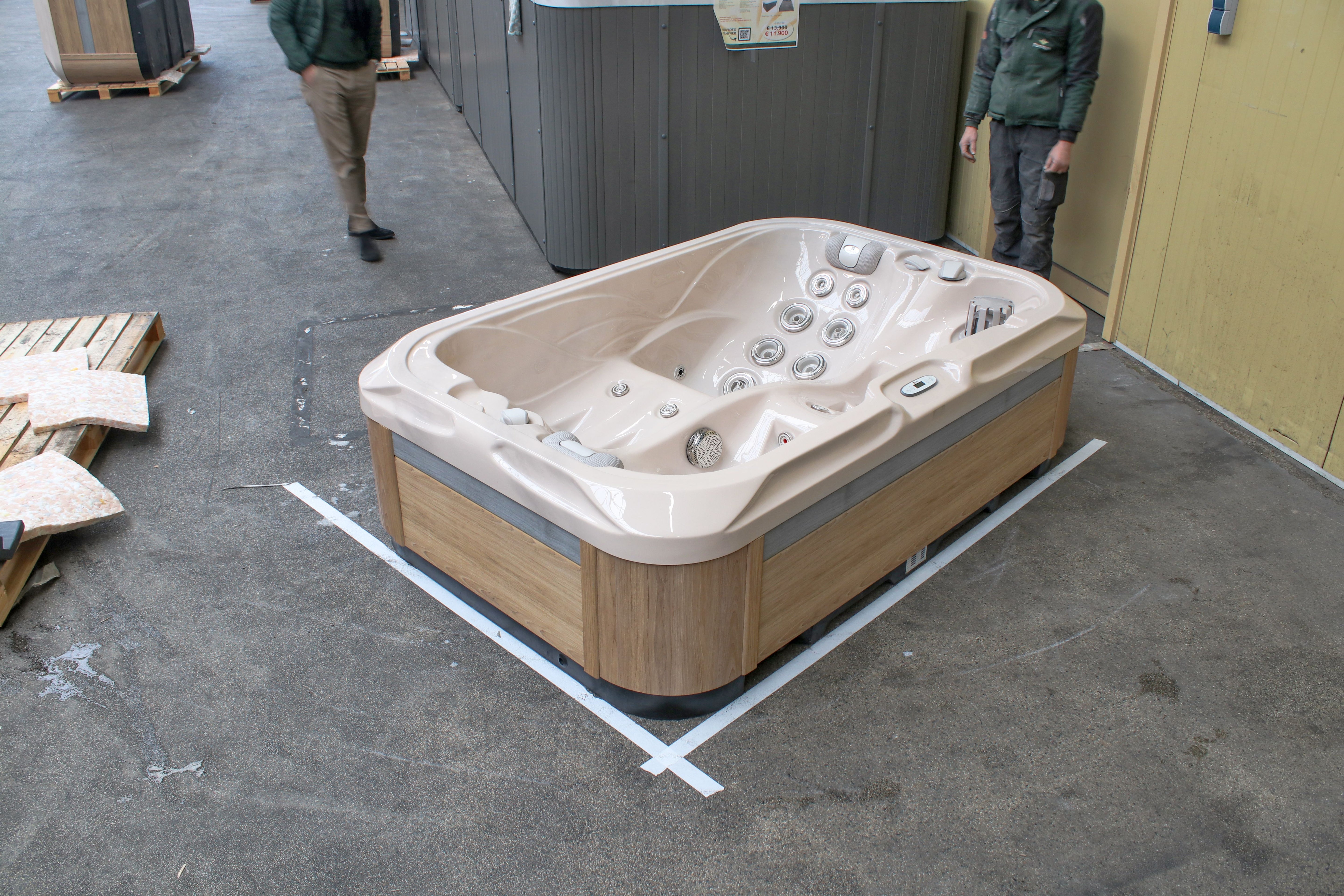 Indulgence 214x143 см. двеместна хидромасажна вана с ергономични седалки и регулиращи се дюзи за онлайн магазин KERANOVA