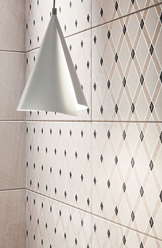 Баня Jant 30.8x60.8 - Ceramika Arte: светла баня с геометрични ромбоидни плочки и бяла висяща лампа, идеална за обновяване на интериора